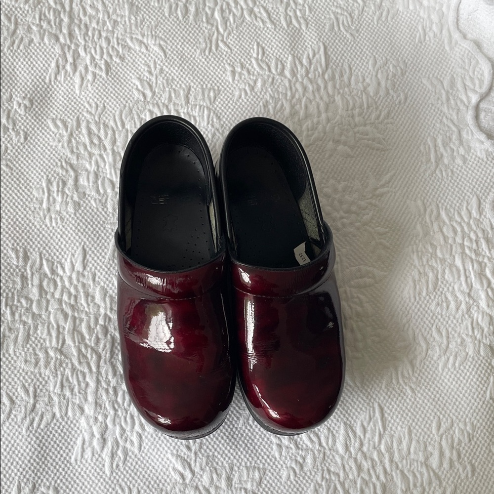 Women’s dansko nursing clogs.